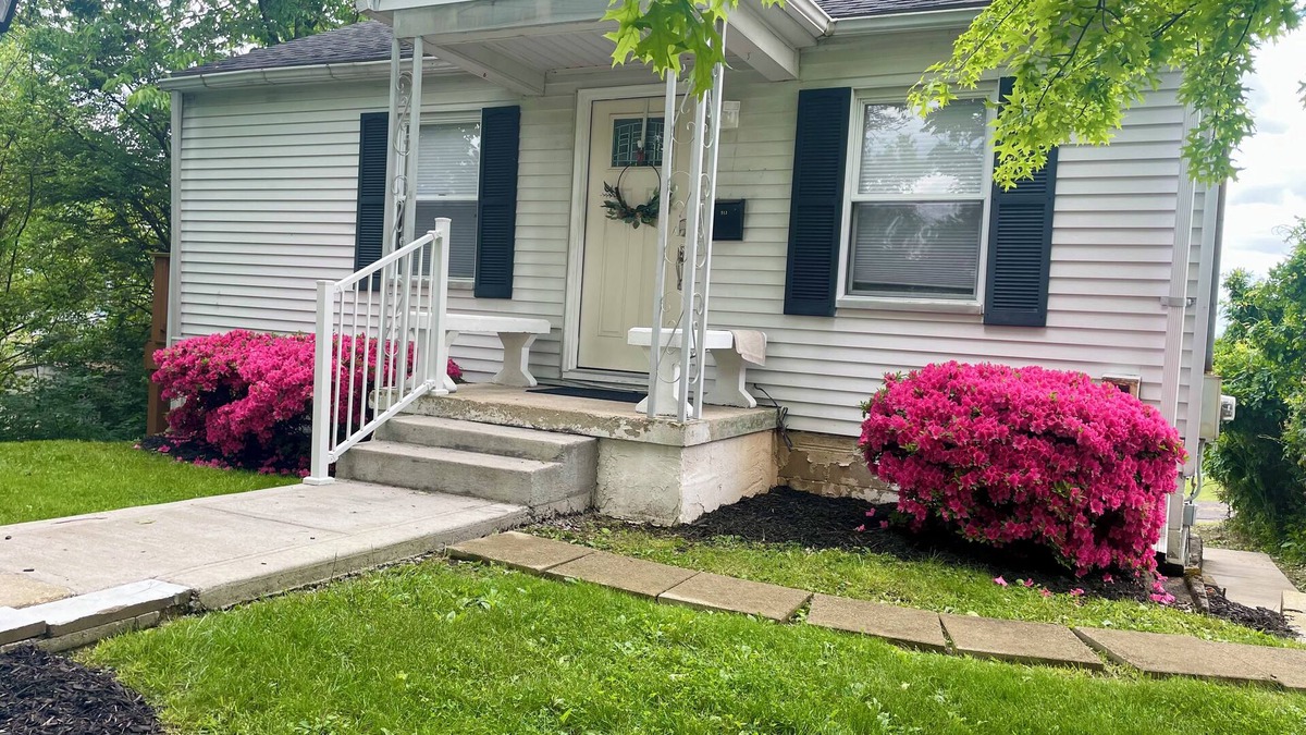 Morgantown House | Newly Renovated Cottage near WVU Hospital, short walk to Football Stadium.