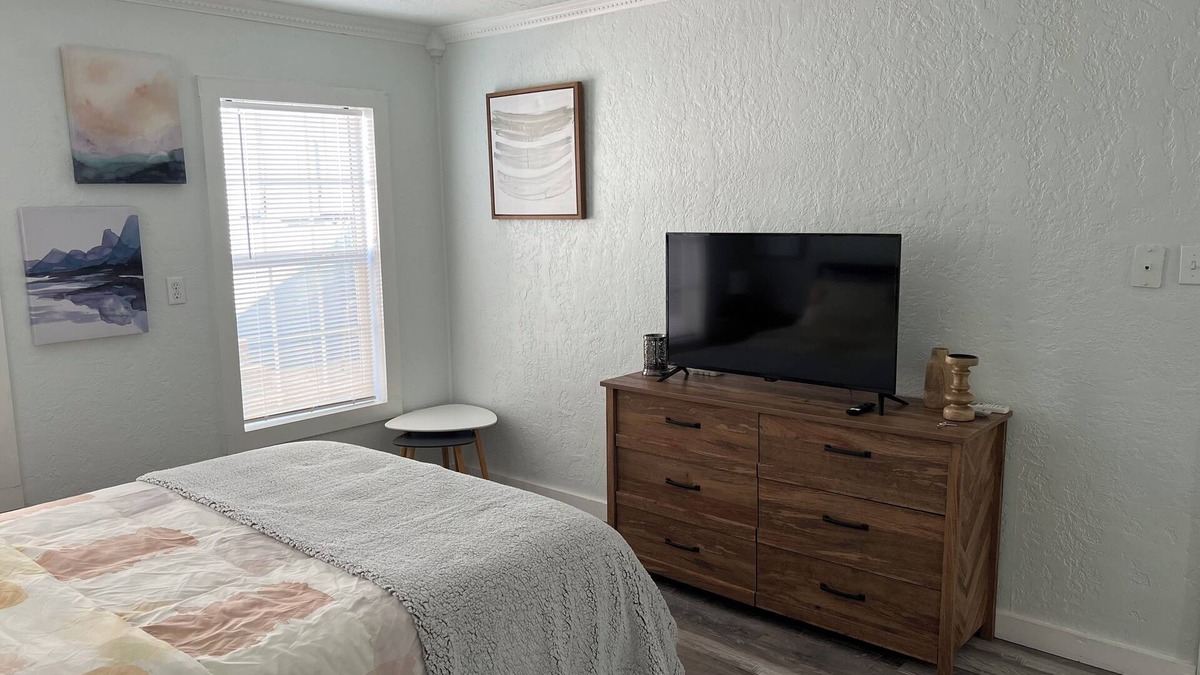 Lawton Cottage | Newly renovated cozy cottage, located in the backyard of my home.