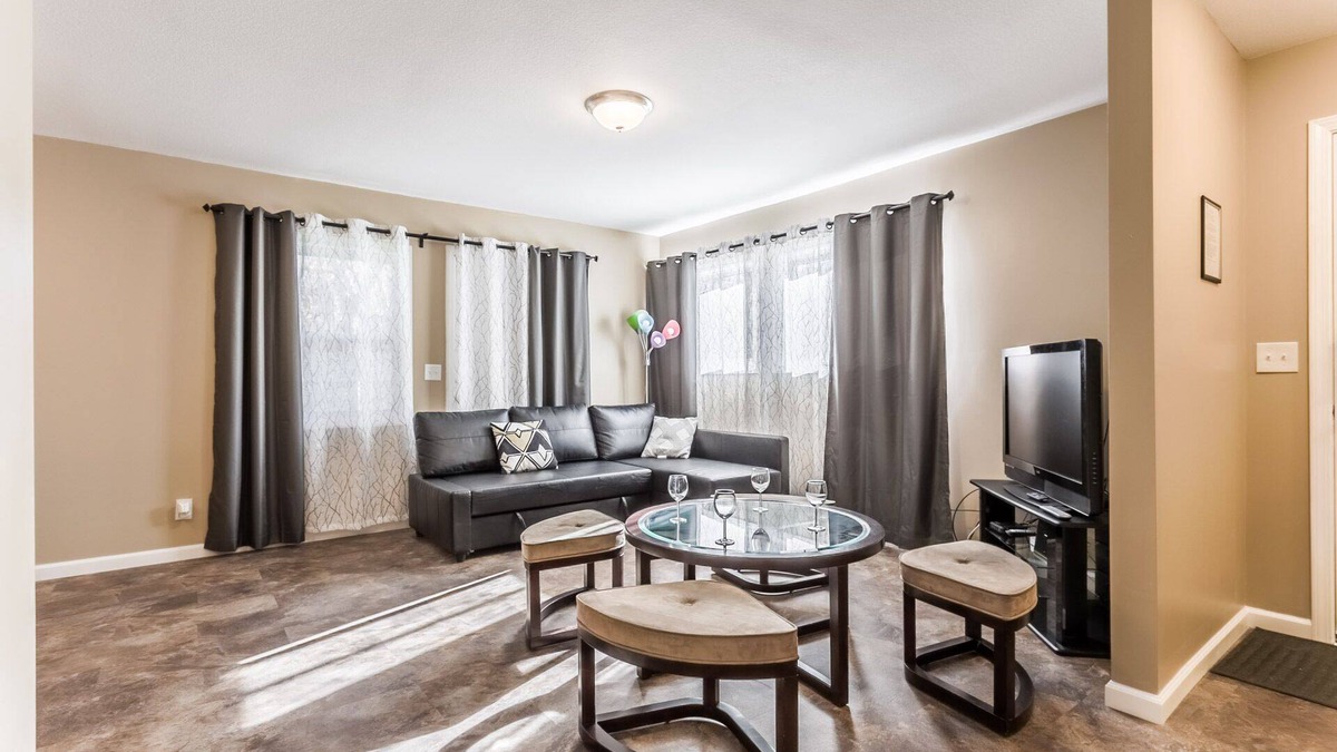 Overland Park House | Newly renovated duplex for up to 8 people - adjoining unit #1