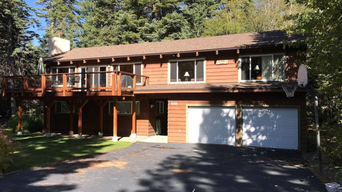 Chamberlands Cabin | Newly Renovated Family Lake House, Private Beach!
