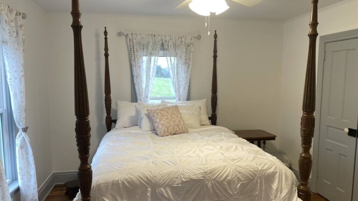 Newport House | Newly renovated Farmhouse near Little Buffalo State Park