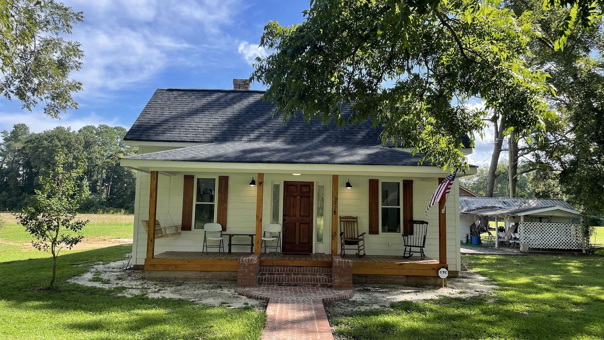 Loris Other | Newly renovated farmhouse less than 30 minutes to Myrtle Beach!