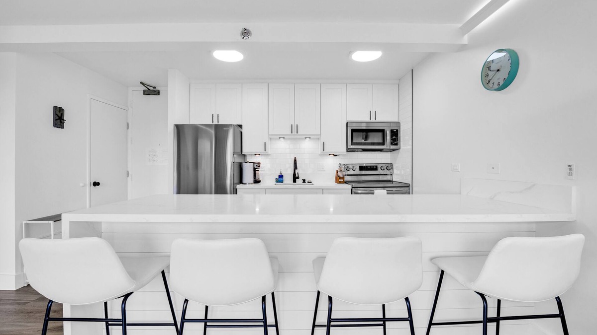 Waikiki Apartment | Newly renovated, Free Parking, One block to Waikiki Beach