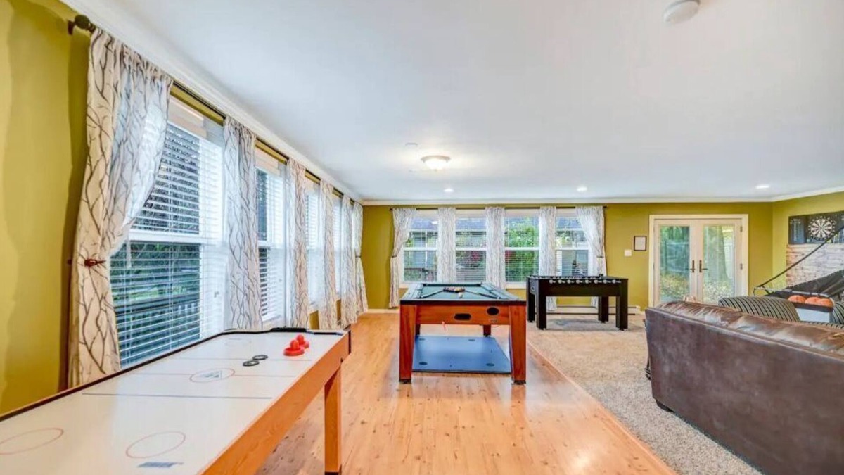 Mount Pocono House | Newly renovated, game room, skiing, sauna, water parks, golf.