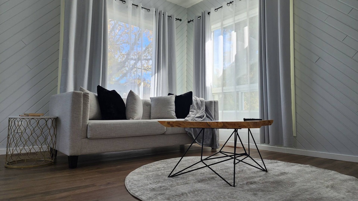Cochrane House | Newly renovated home in the heart of Cochrane close to lake and downtown