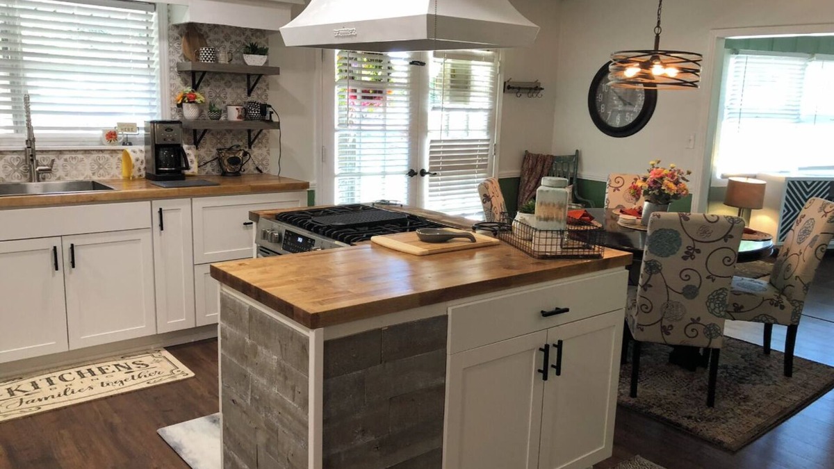 Springdale House | Newly renovated home located within walking distance of Lake Fayetteville & Park