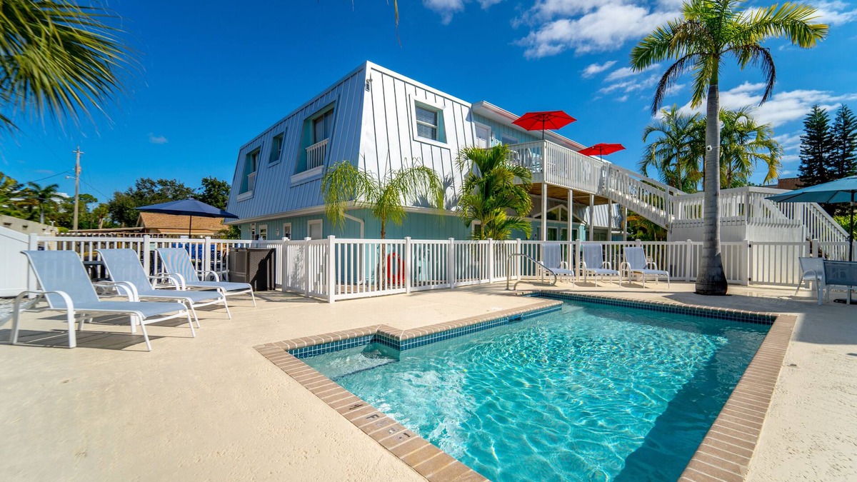 Siesta Key House | Newly Renovated Large 4BR w/Pool - Walk to Gated beach