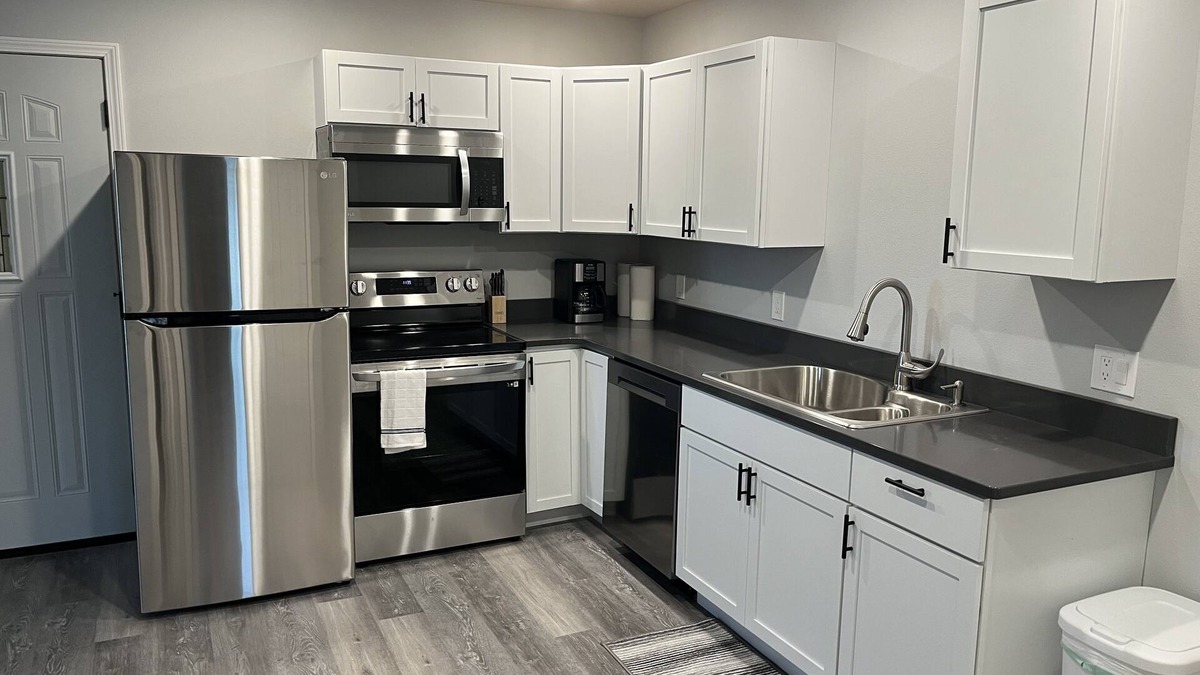 Elroy Apartment | Newly Renovated Large 1 Bedroom