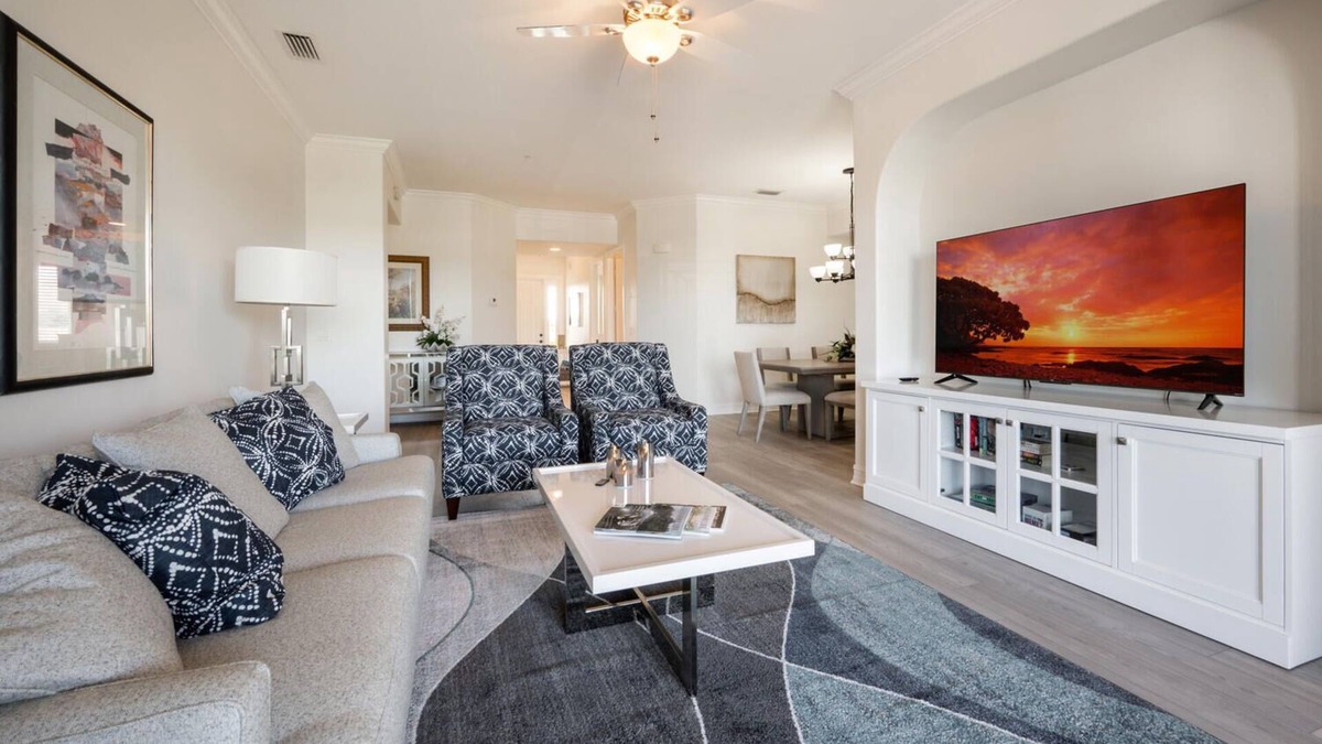 Ridge Lakes Condo | Newly Renovated Large Penthouse in heart of Olde Naples, open for 2024