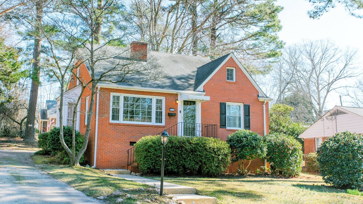Fuquay-Varina House | Newly Renovated Mid-Century Home. Walk to Downtown Fuquay. Close to Raleigh.