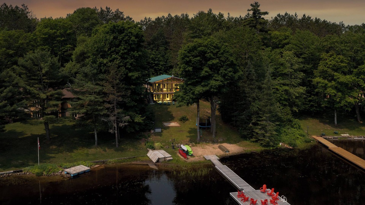 Bracebridge Cottage | Newly Renovated Modern Cottage in Muskoka, Private Lake, Canoe, Kayaks and more!