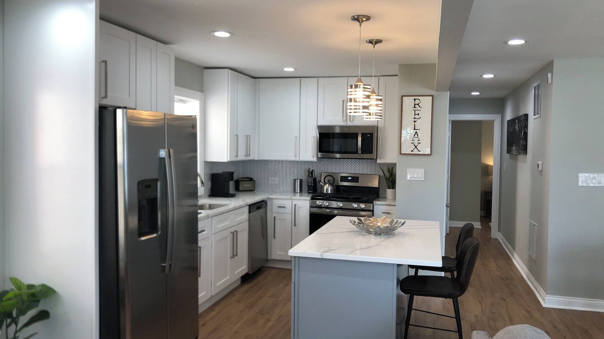 Roseland House | Newly renovated modern retreat just blocks from I-94