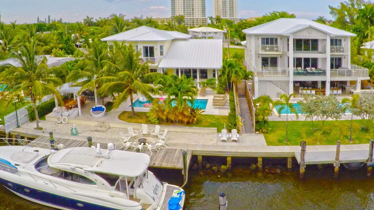 Northeast Miami House | Newly Renovated modern waterfront beachhouse with 9 beds. Sleeps 18
