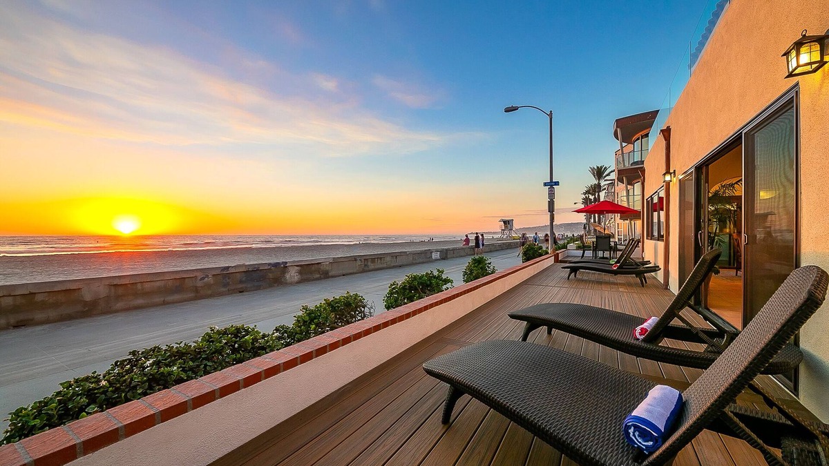 Mission Beach Villa | Newly Renovated Oceanfront 8BD/2 Houses w/AC, Hot Tub, Firepit, & Huge Rooftop Deck!