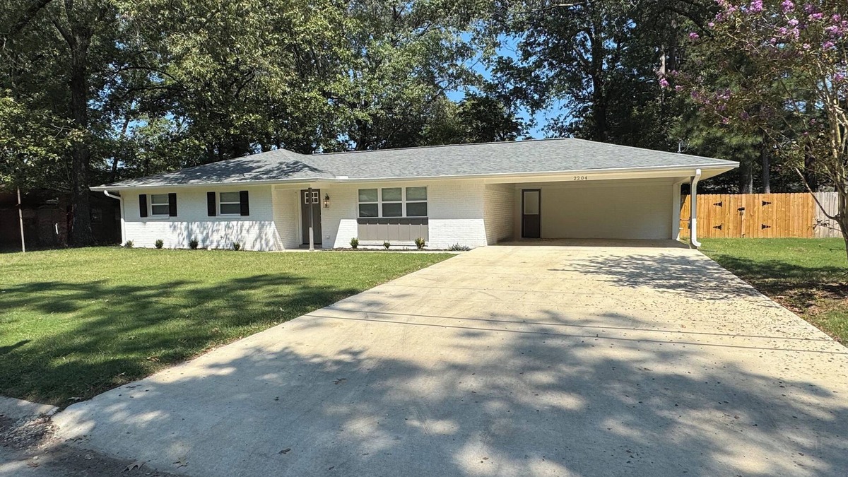 Starkville House | Newly renovated spacious 3 BR/2 Bath home. Only 2.6 miles from Davis Wade.