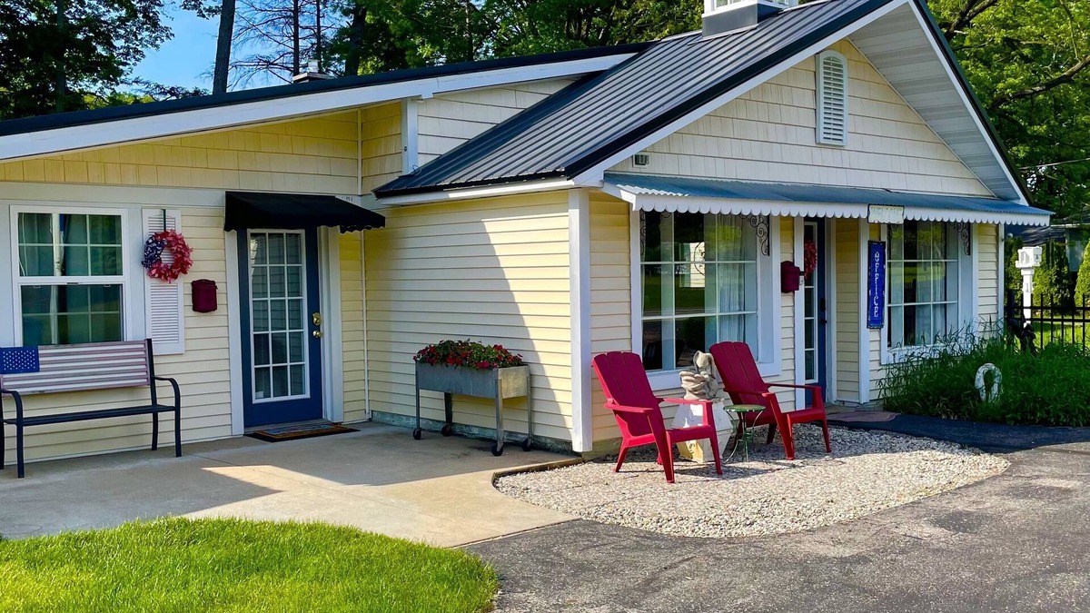 Newaygo Apartment | Newly renovated Studio Apartment with gorgeous Muskegon River views. Hardy Dam.
