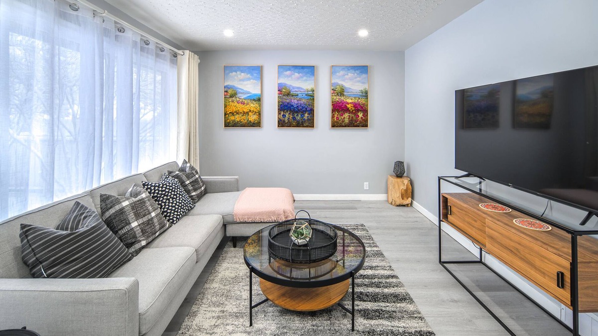 Southwest Calgary House | Newly Renovated Stylish & Romantic Home, 5 minutes to Downtown & Ctrain & 17 Ave