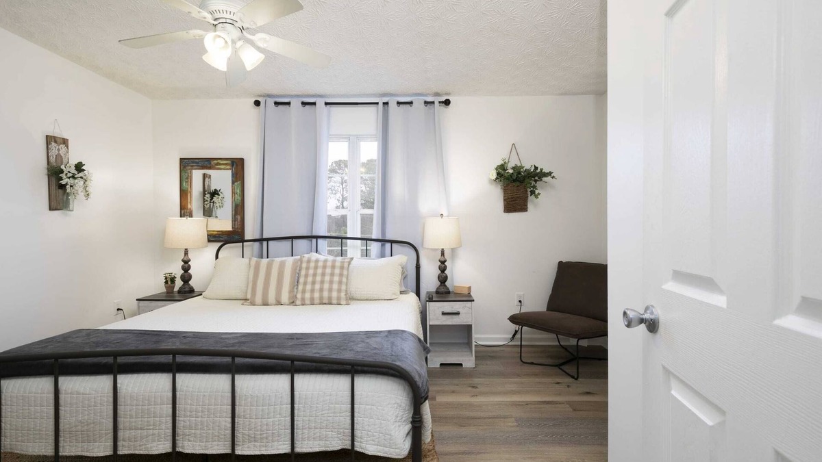 Cartersville House | Newly Renovated Townhome with THREE KING-SIZE beds