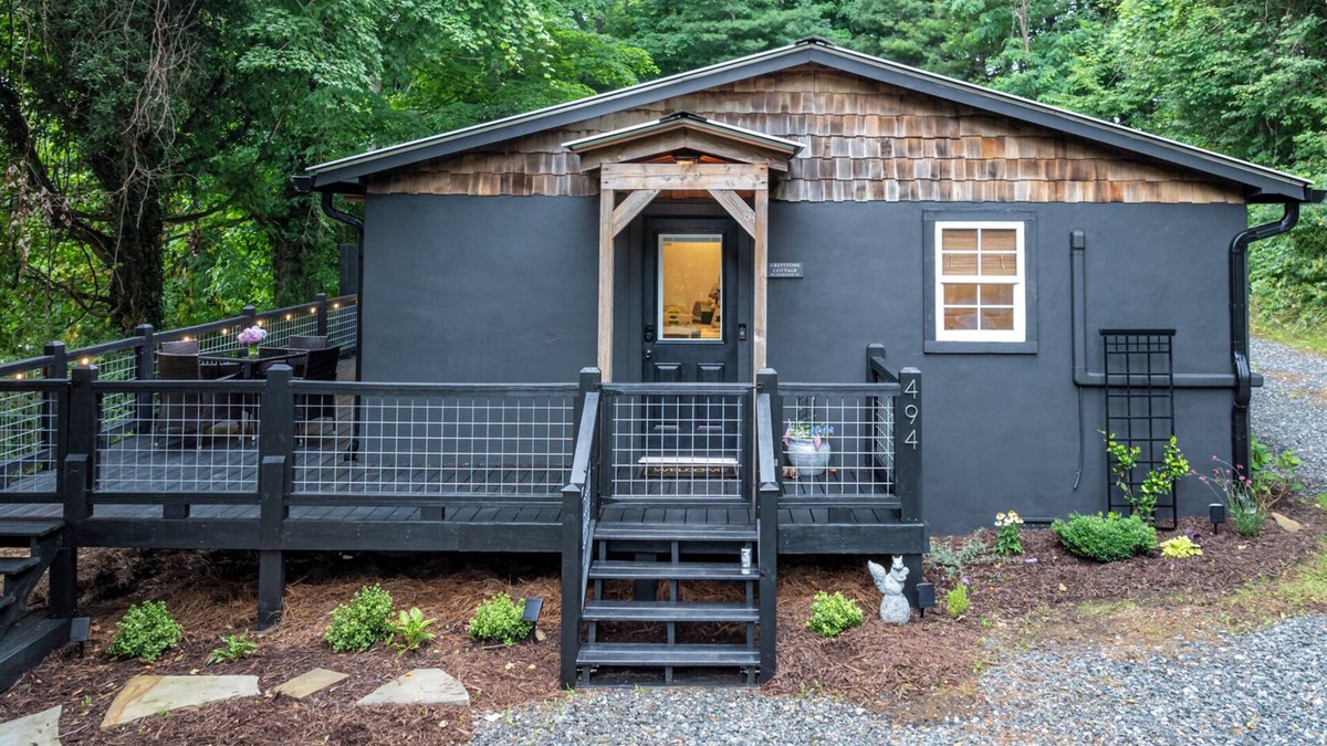 West Jefferson Cottage | Newly renovated cottage, 5 min walk to town, dogs OK, fire pit, hot tub, wi-fi
