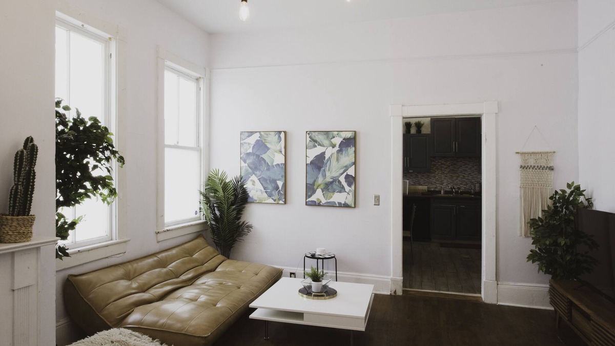 Metropolitan House | Newly Renovated Victorian Home in Downtown SAV