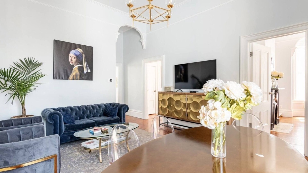 West Oakland House | Newly Renovated Victorian House 1 train stop to SF and Parking