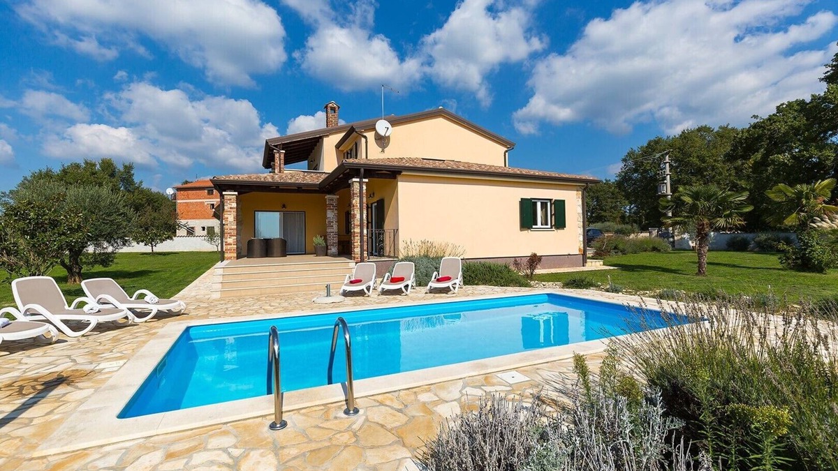 Susnjici Villa | Newly renovated Villa near Poreč with private pool and garden. Pet-friendly.