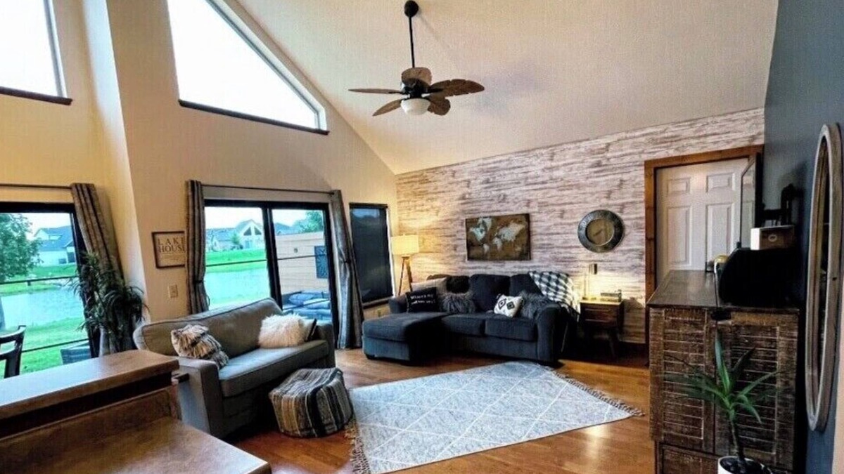 Arnolds Park House | Newly updated(2021)Vacation Home @ Bridges Bay Resort located on the pond