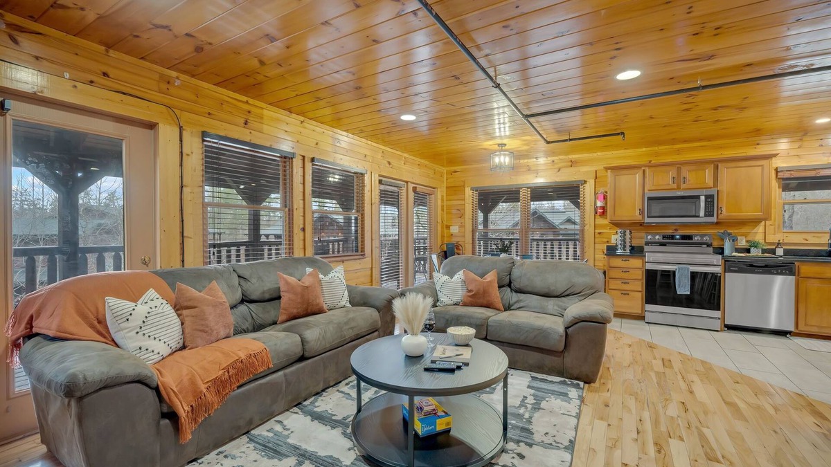 Hemlock Hills Cabin | Newly Updated + Host - Sleeps 18 - Close to DT