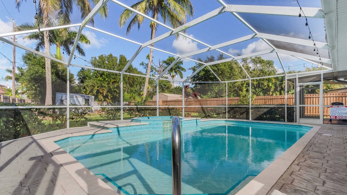 McGregor House | Newly Updated! RiverView Retreat Historic Fort Myers, FL 10 guests, Spa & pool