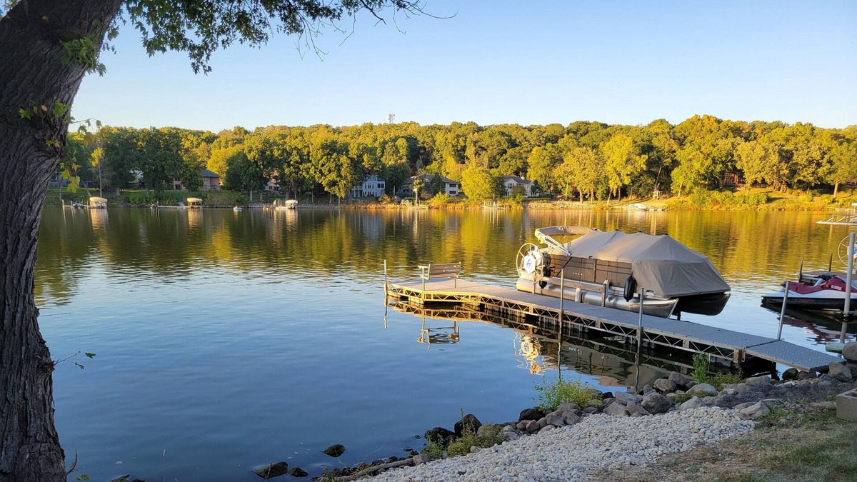 Newville House | Newly updated water retreat. PONTOON for rent, FREE golf & ICE at local course