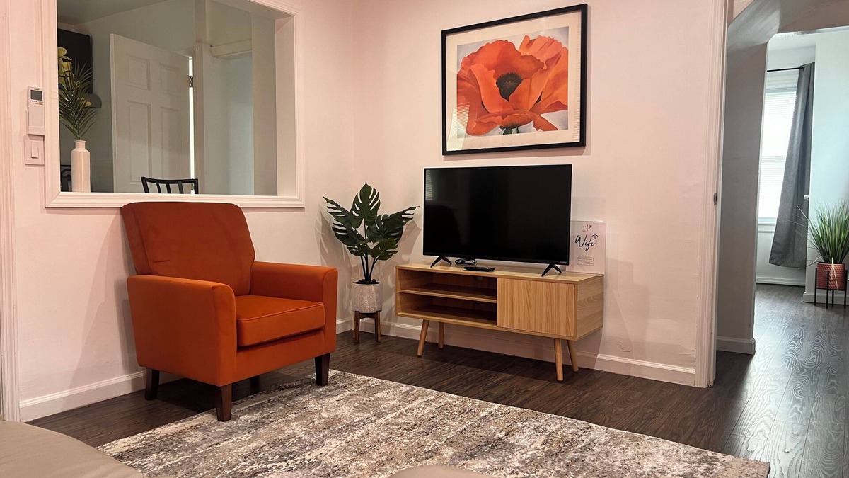 New Rochelle Apartment | NewRo Chic Retreat- 3 Bdrms 30 min to NYC