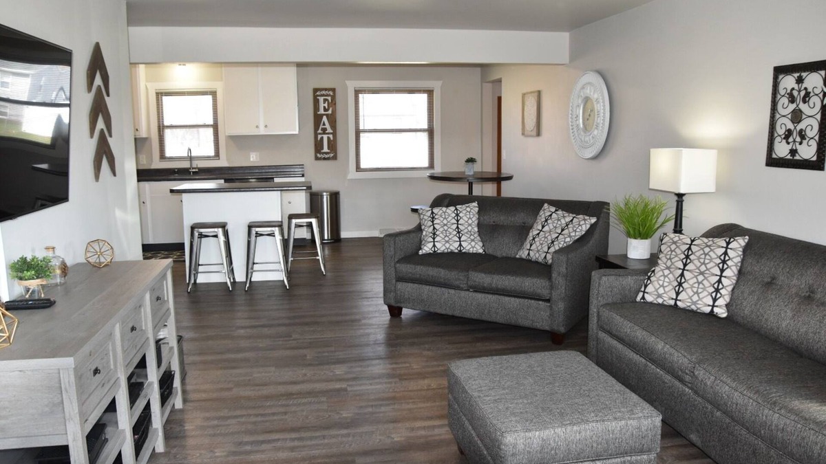 Ashwaubenon House | Next Door To Lambeau Field/Sleeps 10+