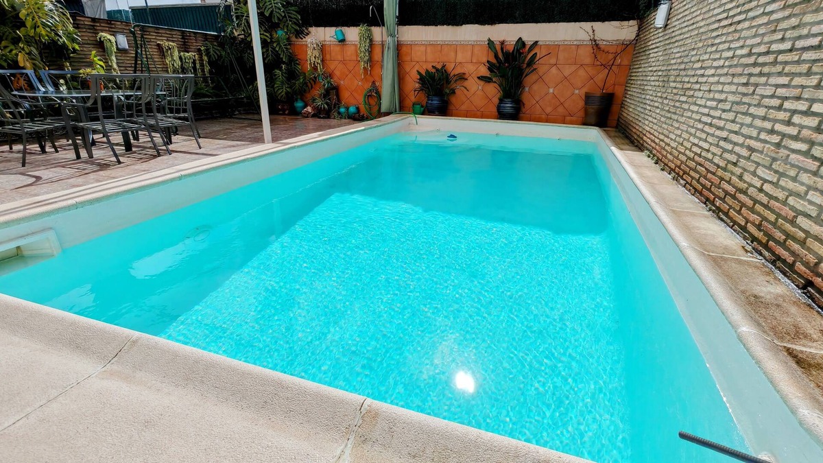 San Juan de Aznalfarache House | Next to the Metro and the center of Seville! Large house with private pool.