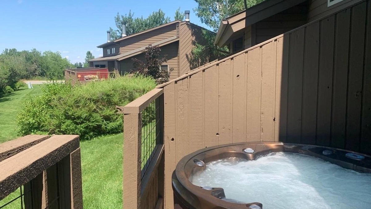 Red Lodge House | Next to club house, and less than 15 minutes to ski, Wi-Fi, dog friendly, & Hot Tub -Putter`s Inn