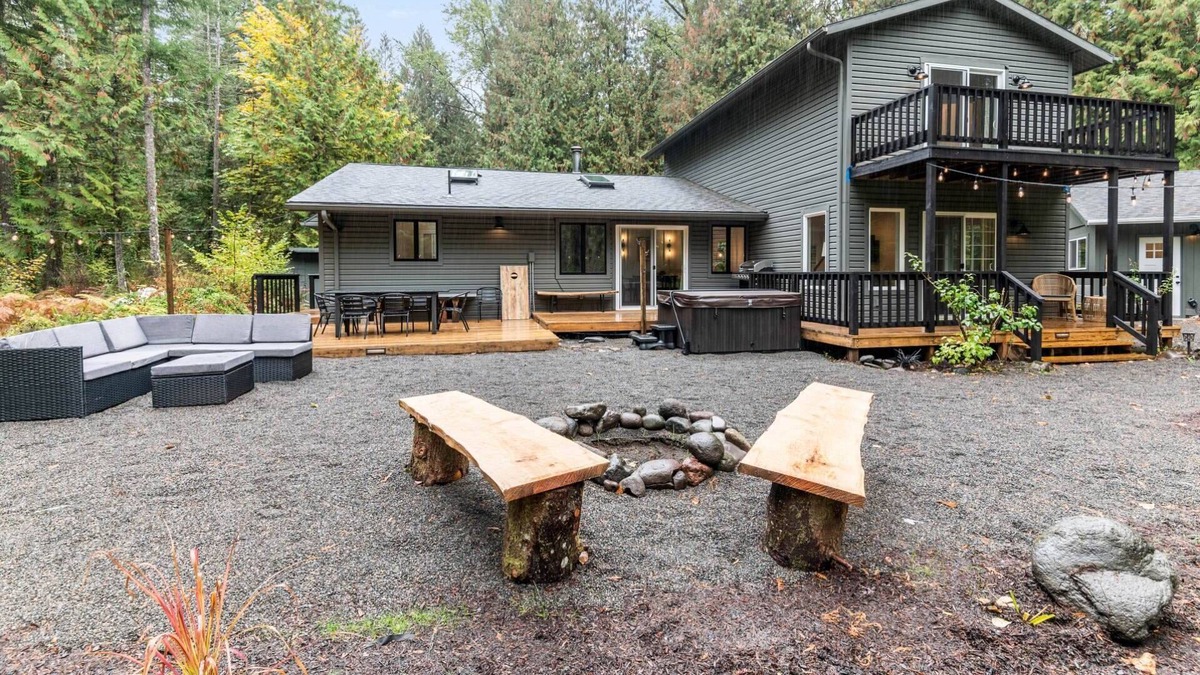 Marmot House | Next to Sandy River, *Pet Friendly*, Hot Tub, Huge Deck, BBQ, Shuffleboard, 20 Min to Mt. Hood