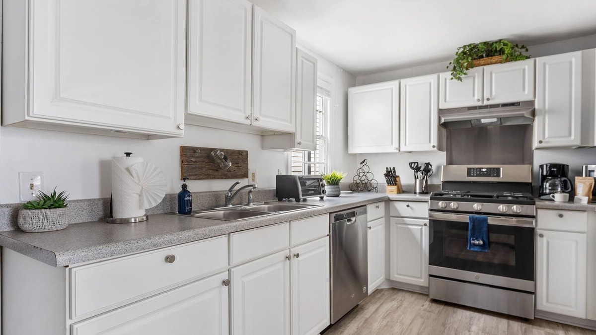 Downtown Charleston Apartment | Next To The Cedar Room | The Longshoreman