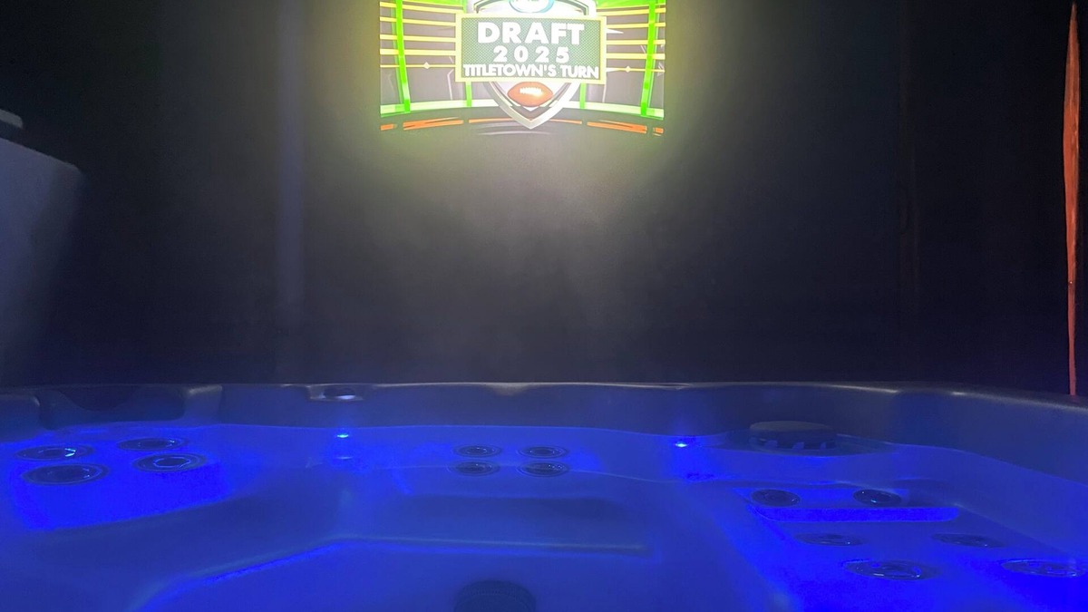 De Pere House | NFL Draft; 3 Bdrm home w/Hot tub, fenced in acre yard; pet friendly; De Pere, WI