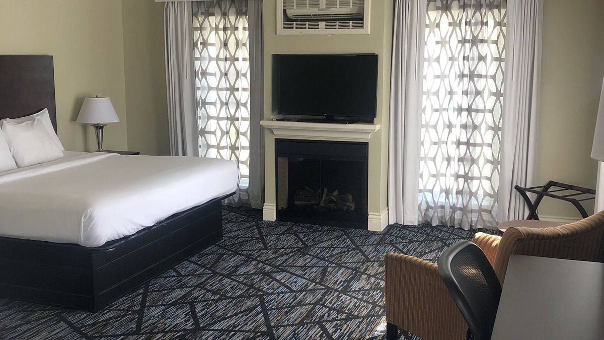 Lewiston Hotel | Niagara Crossing Hotel and Spa King Room