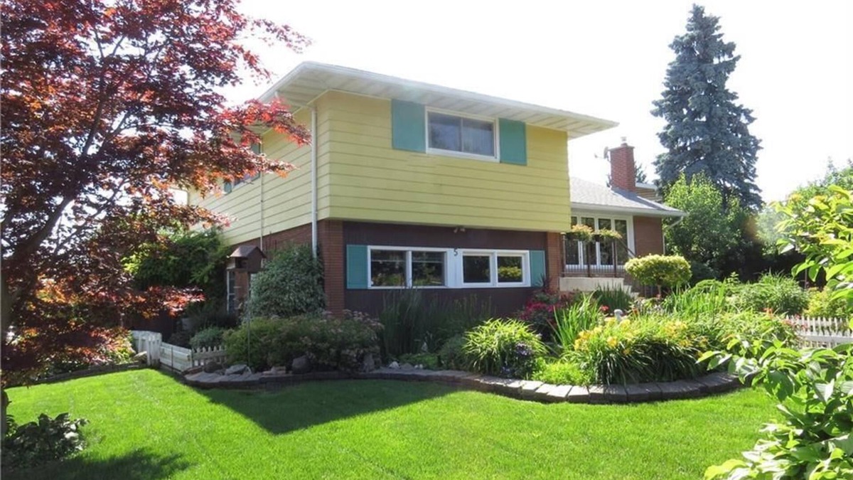 Welland Apartment | Niagara Executive Luxury - HUGE, Warm, Cozy and Clean 3 Bed, 1 Bath SuiteStay