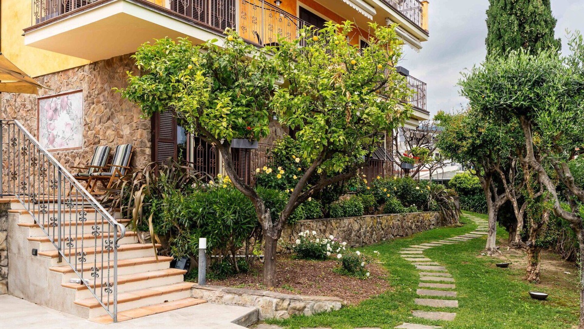 Borghetto Santo Spirito Villa | Nice apartment in villa for 5 people with A/C, WIFI, pool, terrace and pets allowed