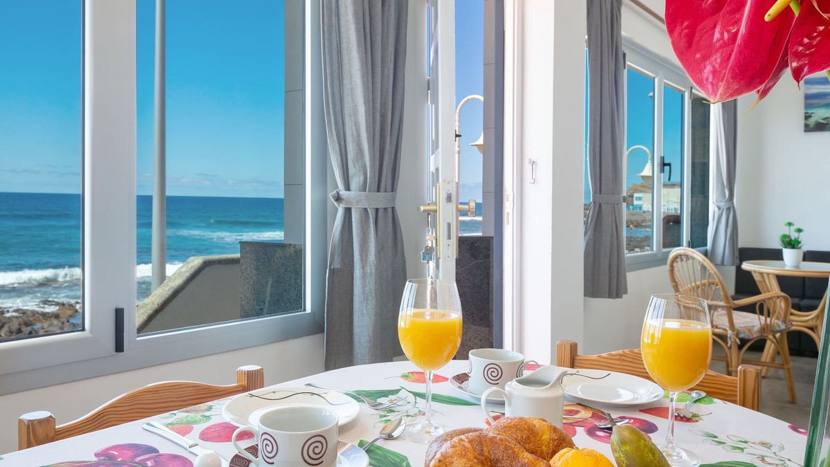 Galdar House | Nice and comfortable Casa Avenida del Agujero, right on the beach