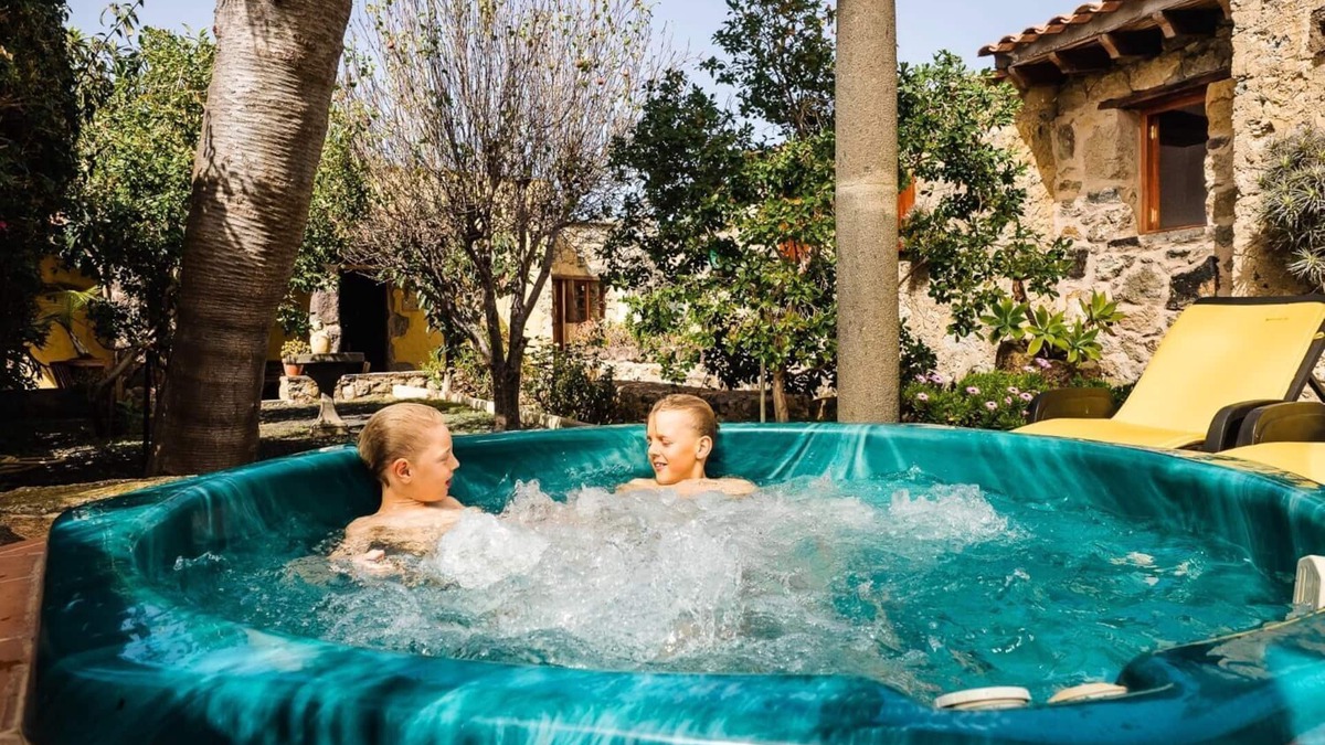 Moya House | Nice and cosy house with garden and jacuzzi