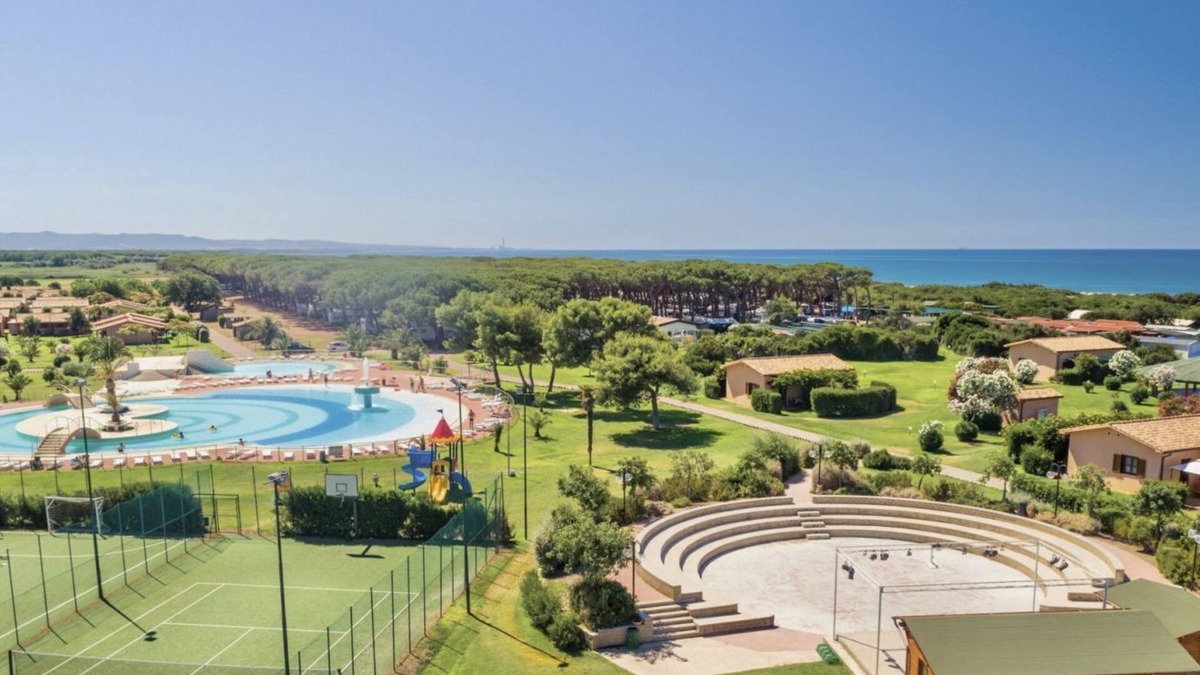 Marina di Montalto Apartment | Nice and welcoming two-room apartment located on the ground floor with air conditioning of approximately 50 m2 composed of a living room with two single beds and a kitchenette with electric hobs, fridge with freezer, pots and pans.A bedroom with double b