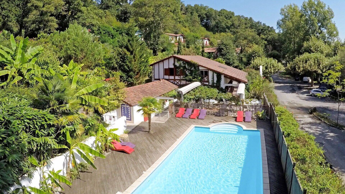 La Bastide-Clairence Apartment | Nice apartment for 4 guests with WIFI, pool, TV, terrace and pets allowed