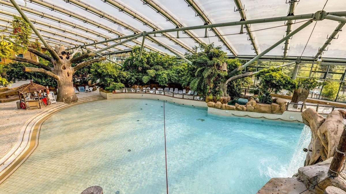 Neuville-sur-Ailette House | Nice apartment in villa for 8 guests with hot tub, WIFI, pool, TV, terrace and parking