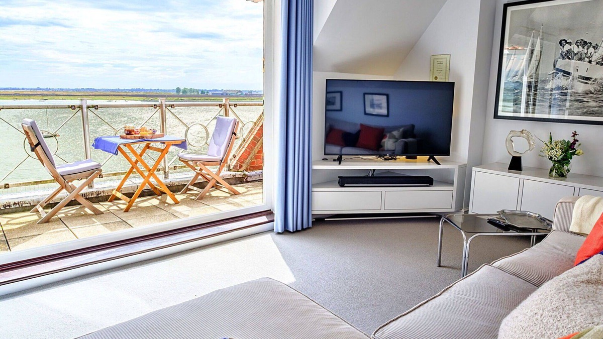Burnham-on-Crouch Apartment | Nice apartment for 5 guests with WIFI, balcony and pets allowed