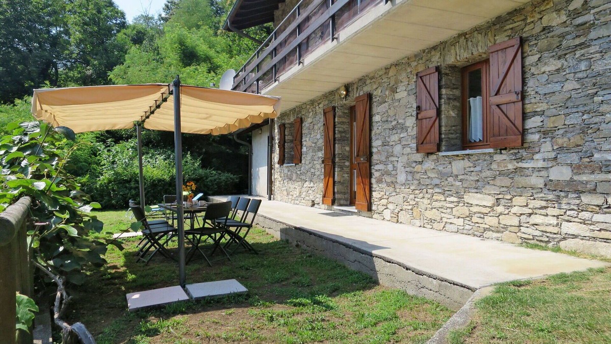 Colmegna Apartment | Nice apartment for 4 people with WIFI, TV, terrace, pets allowed and parking