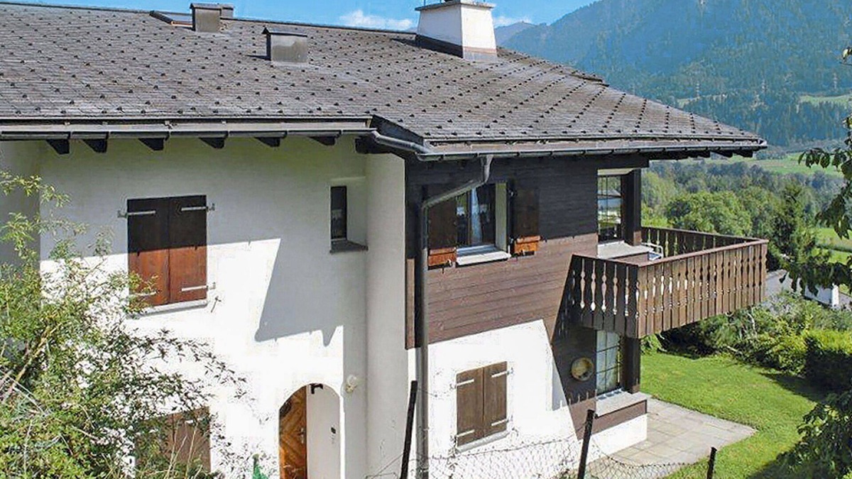 Schluein Apartment | Nice apartment for 5 guests with WIFI, TV, patio, pets allowed and panoramic view