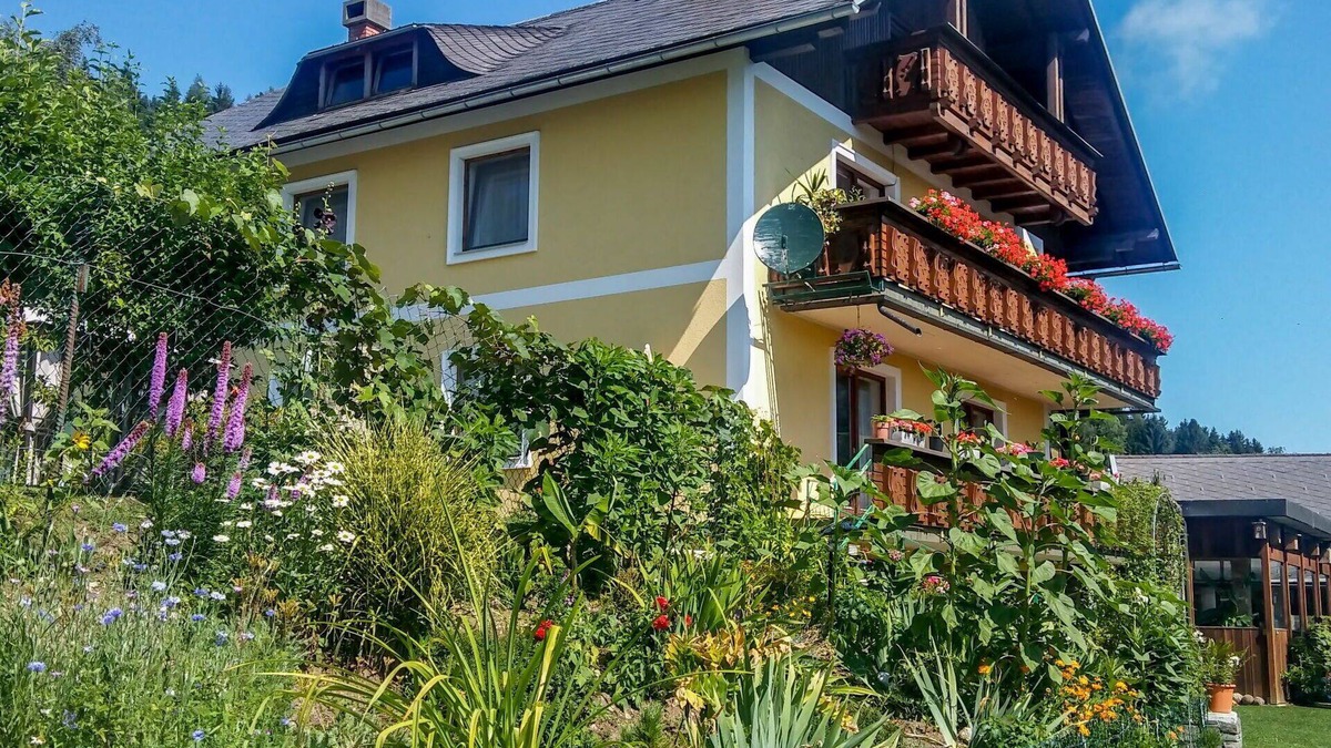 Magdalensberg Apartment | Nice apartment for 6 people with WIFI, pool, TV, patio, panoramic view and parking