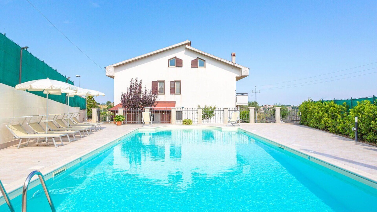 Collecorvino Apartment | Nice apartment for 6 people with private pool, WIFI, A/C, TV, patio and pets allowed